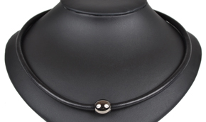 Kort halskæde i sort lammeskind med sort rhodineret kugle magnetlås. Tykkelse 4,5 mm.